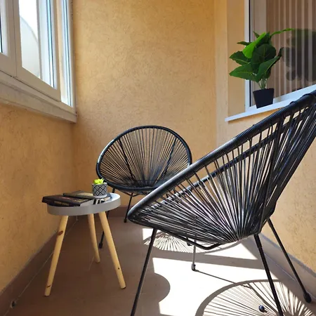 Apartament Casita - Free Private Parking & Metro Station *